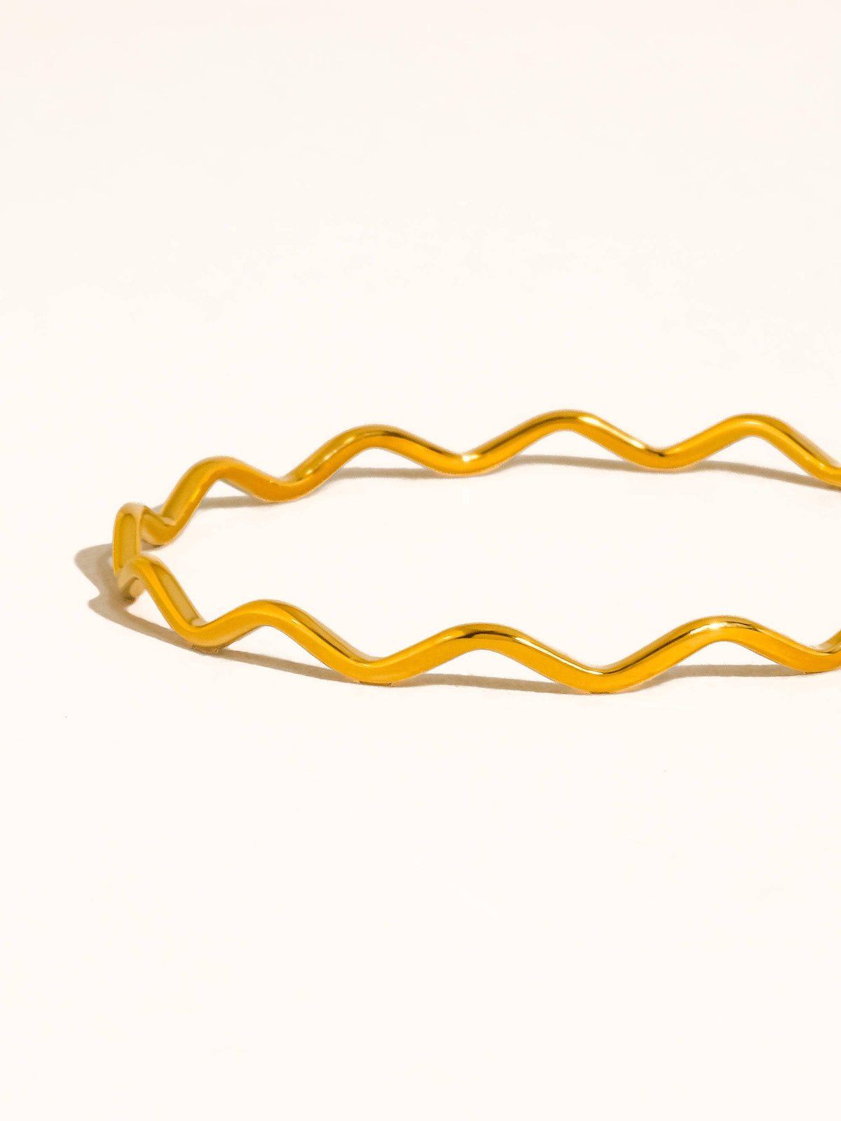 Hadley 18K Gold Non-Tarnish Wavy Bangle Bracelet