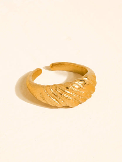 Ismay 18K Gold Non-Tarnish Textured Croissant Ring