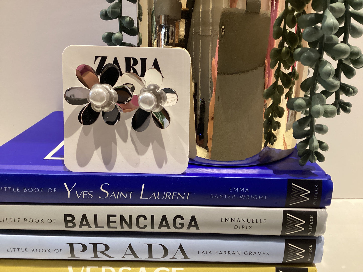 Mod Pearl Flower Stud