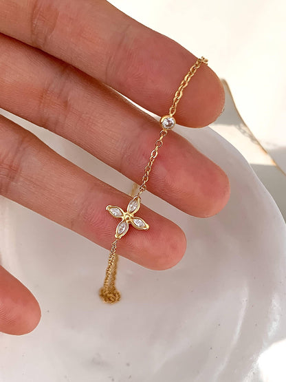 Clyra 18K Gold Non-Tarnish Dainty Flower Pendant